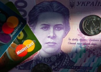 Переводы на карту могут признать доходом: когда украинцам начислят налоги и штрафы
