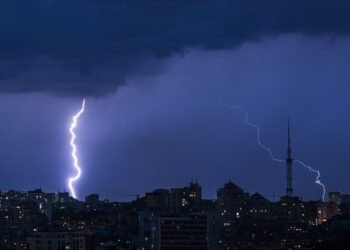Киев будет штормить всю ночь, синоптики предупреждают о граде и шквалах