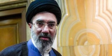 Раненый Хаменеи может вести переговоры Ирана с США “из тени”, – CNN