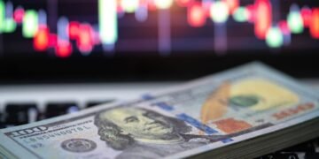 Долар і євро йдуть вниз: курс на 14 травня та чи є “вигідні” дні для купівлі валюти