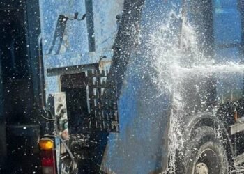 Київ у вогні: сміттєвоз загорівся просто під час руху