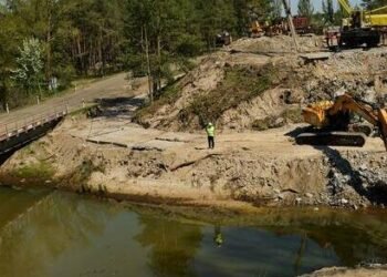 Важлива переправа для Київщини: зводять новий міст замість пошкодженого