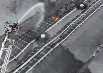 Меблевий цех у вогні: на Київщині ліквідували велику пожежу, – ФОТО
