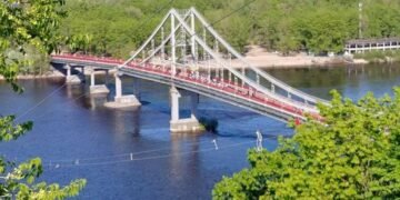 Стрибнули з пірса та зникли: в Києві знайшли тіла двох іноземців