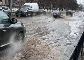 Вода заблокувала дорожній рух: в Києві сталась комунальна аварія