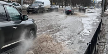 Вода заблокувала дорожній рух: в Києві сталась комунальна аварія