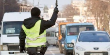 Одна з найбільших доріг Києва частково перекрита: що сталося