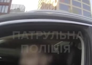 Небезпечна втеча у Києві: ДТП з постраждалою під час перевірки