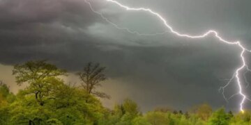 Небезпечна погода: у Києві оголосили штормове попередження