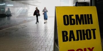 Доллар падает, а евро стремительно растет: какие “ценники” на валюту в обменниках и банках 7 мая