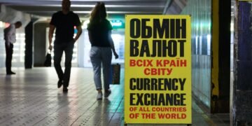 Долар стрибнув після рекорду, євро падає: обмінники та банки переписали цінники 21 травня