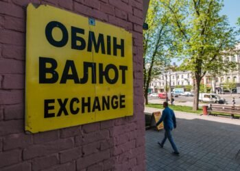 Доллар на рекорде в НБУ: что с курсом в банках и переписали ли обменники ценники 22 мая