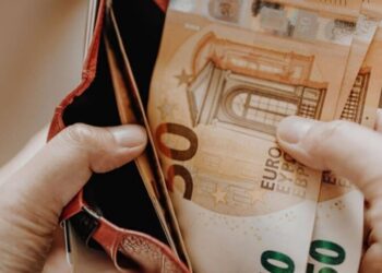 Швейцария выплатит украинцам 2600 евро: как получить помощь