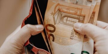 Швейцария выплатит украинцам 2600 евро: как получить помощь