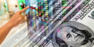 Що буде з доларом та євро до кінця травня і чи варто зараз скуповувати валюту: оцінка банкіра