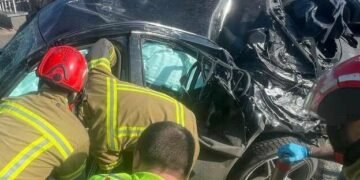 Пекло в Києві: рятувальники вирізали водія з авто після смертельної ДТП