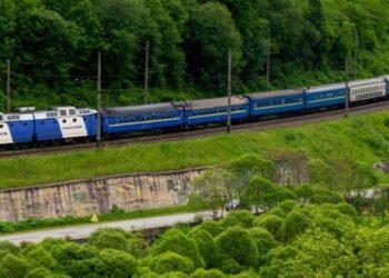 Із Києва терміново запускають додаткові поїзди до Карпат: що сталося