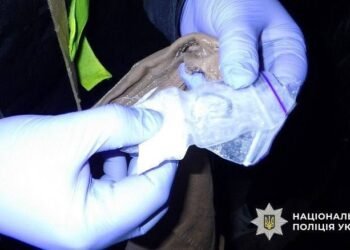 Небезпечна схема в Києві: кокаїн у старому одязі та доставка через таксі