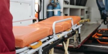У Києві поранений стікав кров’ю під час атаки: що відповіли на «103»