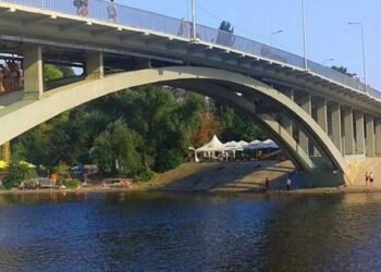 Один стрибок — і реанімація: у Києві виявили моторошну загрозу під мостом