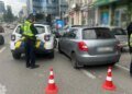 Отказался ехать в ТЦК, заперся в машине и наехал на полицейского — водителя задержали в Киеве