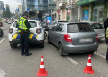 Отказался ехать в ТЦК, заперся в машине и наехал на полицейского — водителя задержали в Киеве