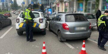 Отказался ехать в ТЦК, заперся в машине и наехал на полицейского — водителя задержали в Киеве