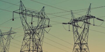 рф атакувала енергетику у Києві, досі 30 тисяч знеструмлених