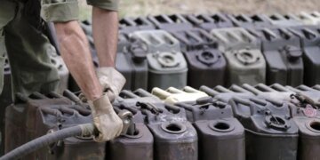 Грабеж под дулом автомата: российские солдаты мародерят на АЗС  на ВОТ