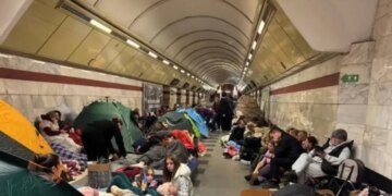 У Києві хочуть заборонити намети й матраци в метро під час повітряних тривог