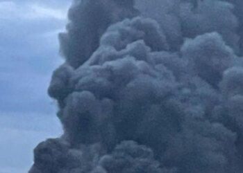 Россия нанесла удар по Днепру: пожар на складах торговой сети, есть раненые. ВИДЕО