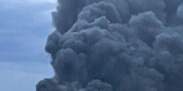 Россия нанесла удар по Днепру: пожар на складах торговой сети, есть раненые. ВИДЕО