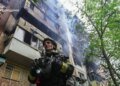 Россияне нанесли удар по многоэтажному дому в Херсоне: есть погибшие и раненые. ВИДЕО