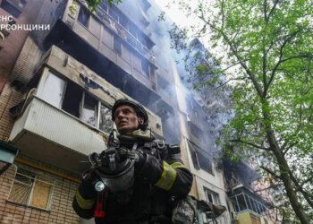Россияне нанесли удар по многоэтажному дому в Херсоне: есть погибшие и раненые. ВИДЕО