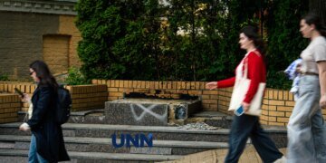 На столичному Андріївському узвозі демонтували пам’ятник Булгакову
