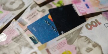 «ПриватБанк», «Ощадбанк» и Monobank сократили лимиты на снятие наличных: что изменилось для украинцев