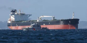 Франция освободила капитана танкера из «теневого флота» России – судно остается под арестом
