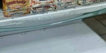 В Крыму пустеют полки: люди скупают сахар, гречку и муку. ВИДЕО