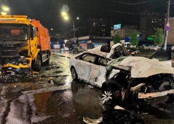 У Києві легковик вилетів на зустрічну смугу та протаранив вантажівку