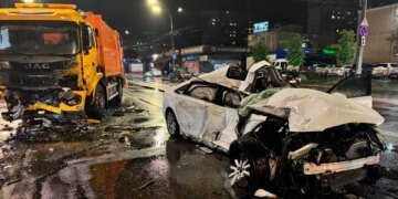 У Києві легковик вилетів на зустрічну смугу та протаранив вантажівку