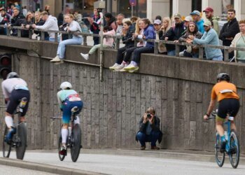 На велоетапі Ironman у Гамбурзі десятки спортсменів масово пробили шини через металеві уламки