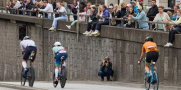 На велоетапі Ironman у Гамбурзі десятки спортсменів масово пробили шини через металеві уламки