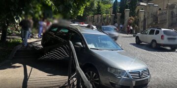 Розтрощив скутер і врізався в огорожу – нетверезого водія затримали у Києві
