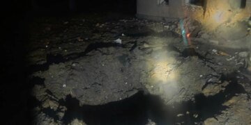 Нічна атака дронів на Шостку призвела до загибелі жінки та руйнувань