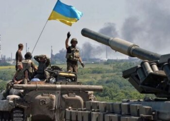 Наземные работы с пулеметом уничтожают вражеские беспилотники FPV: впечатляющие кадры