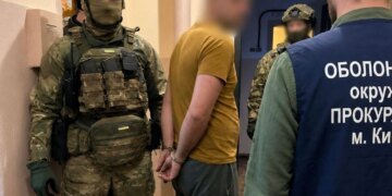 У Києві затримали чоловіка за продаж зброї через поштомати