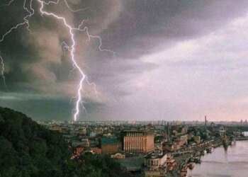 На Київ насувається гроза, синоптики оголосили попередження