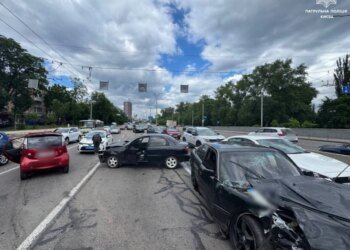 У Києві сталася масштабна ДТП, ускладнено рух на вулиці Теліги