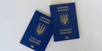Кабмин экстренно аннулировал тысячи загранпаспортов граждан Украины