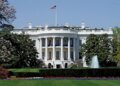 Бои без правил у Белого дома: Трамп шокировал Вашингтон размахом своего 80-летия. ВИДЕО